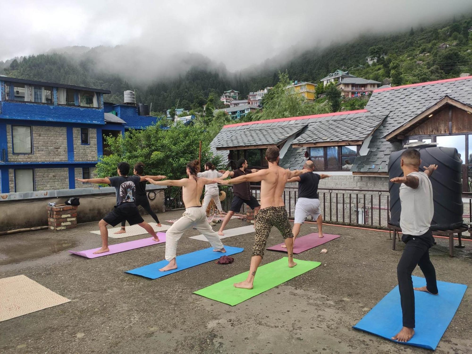 Utopia Hostels Dharamkot Mcleodganj ดารัมซาลา ภายนอก รูปภาพ