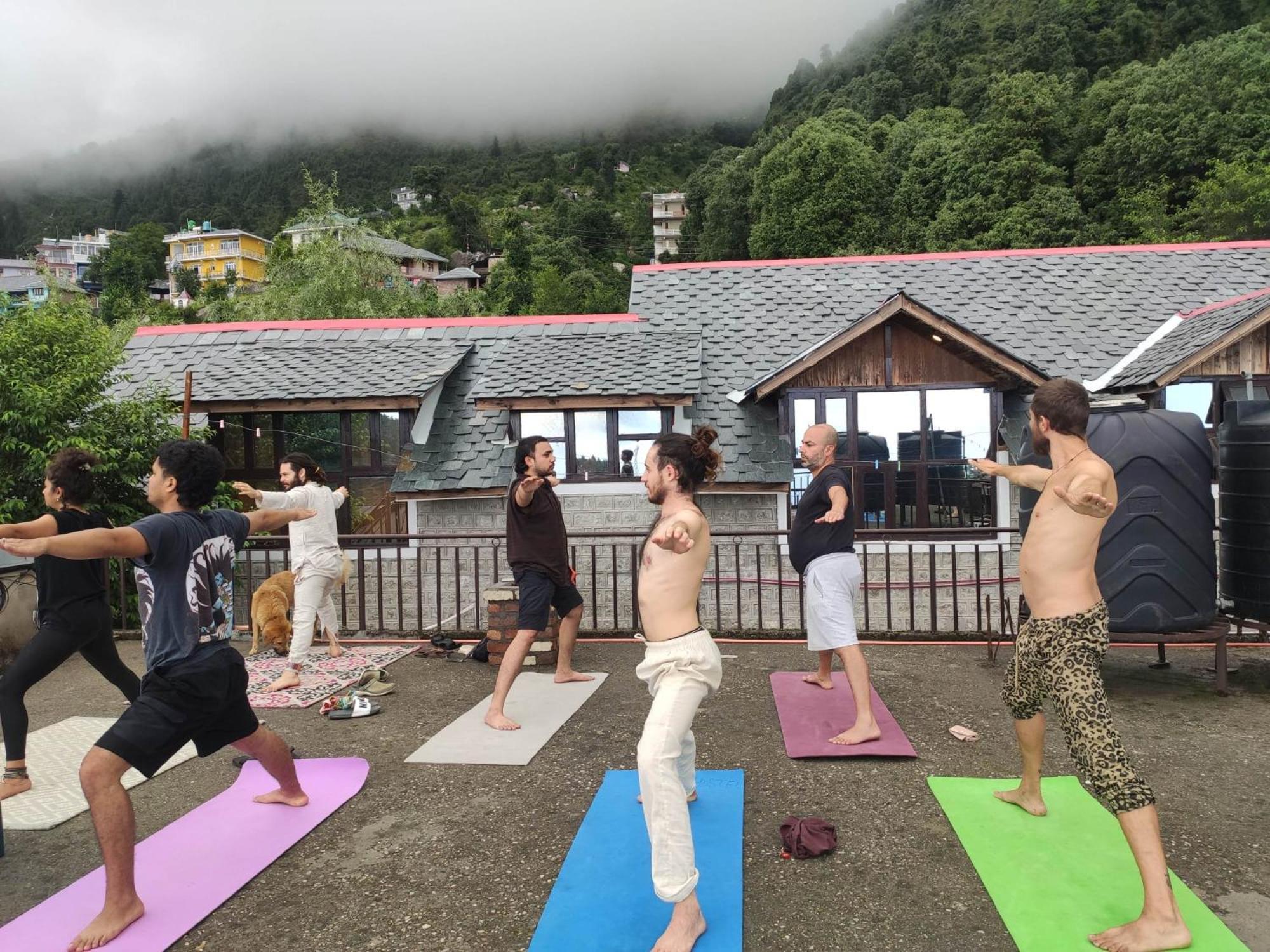 Utopia Hostels Dharamkot Mcleodganj ดารัมซาลา ภายนอก รูปภาพ