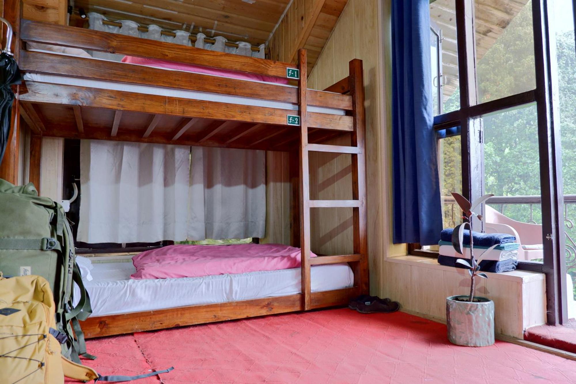 Utopia Hostels Dharamkot Mcleodganj ดารัมซาลา ภายนอก รูปภาพ