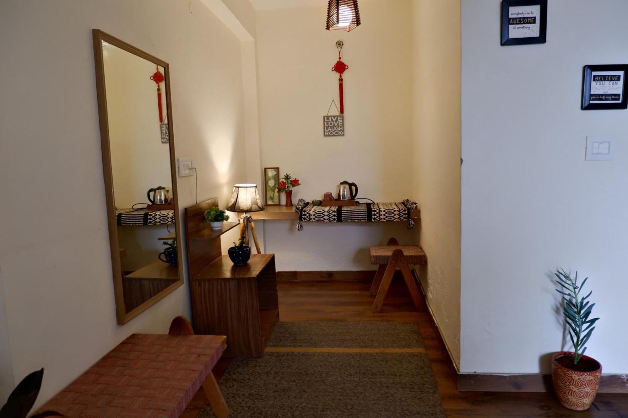 Utopia Hostels Dharamkot Mcleodganj ดารัมซาลา ภายนอก รูปภาพ