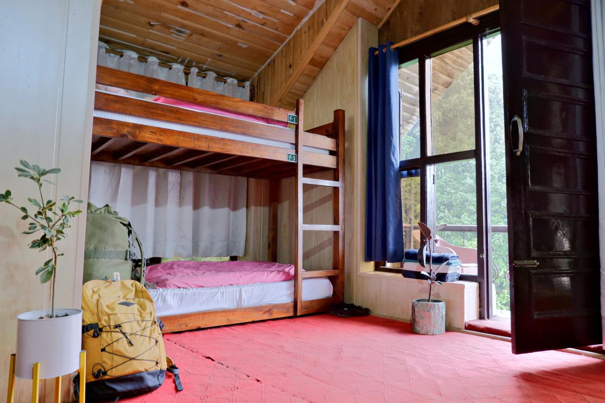 Utopia Hostels Dharamkot Mcleodganj ดารัมซาลา ภายนอก รูปภาพ