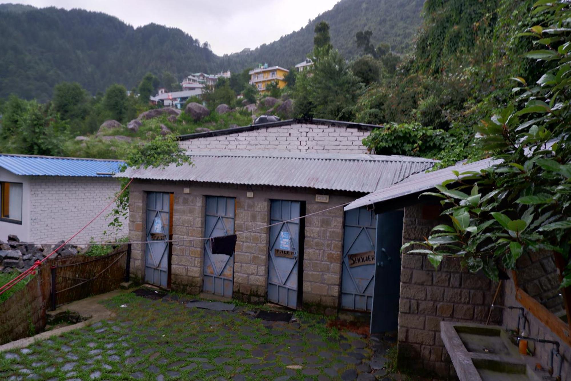 Utopia Hostels Dharamkot Mcleodganj ดารัมซาลา ภายนอก รูปภาพ